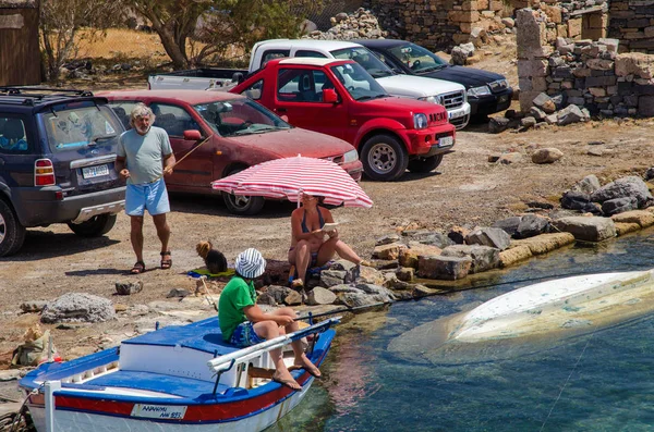 Familia griega está teniendo las vacaciones en la costa de la isla de Creta . — Foto de Stock