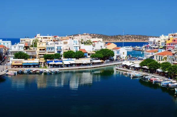 Malý přístav s kotvících rybářských člunů v Aghios Nikolaos town na ostrově Kréta, Řecko — Stock fotografie