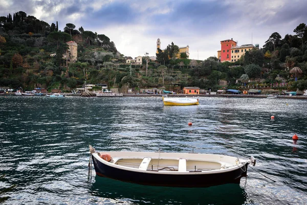 Piccola baia di mare con barca in legno in primo piano a Portofino — Foto Stock