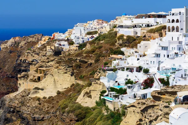 Traditional white architecture on cliffs of Santorini island, Greece — Stock Photo, Image