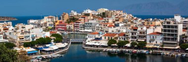 Küçük liman demirli balıkçı tekneleri, Crete island, Yunanistan için Aghios Nikolaos şehir ile
