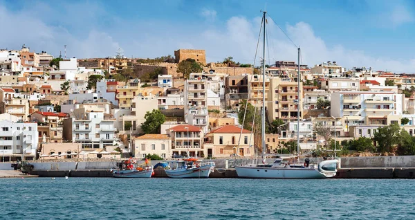Vista frontal de la costa de la ciudad de Sitia en la isla de Creta, Grecia — Foto de Stock