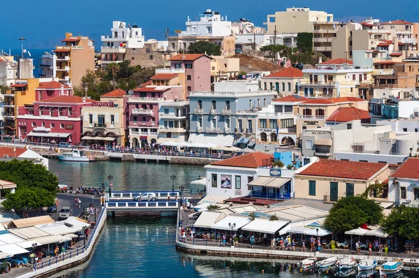 Arquitectura de un pequeño puerto en la ciudad de Aghios Nikolaos en la isla de Creta, Grecia — Foto de Stock