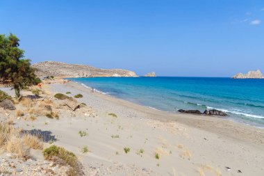 Sandy beach ve lagün Sitia town, Yunanistan Crete ada, masmavi su ile.