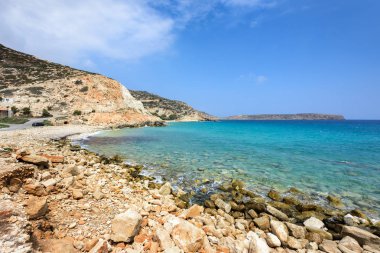 Lagün ile temiz Sitia town, Yunanistan Crete ada, mavi su.