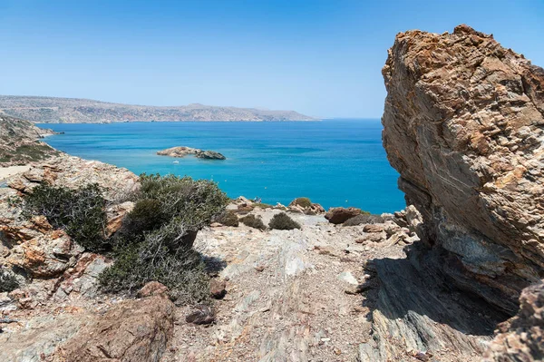 Laguny z czysta woda niebieski w Crete island w pobliżu miasta Sitia, Grecja. — Zdjęcie stockowe