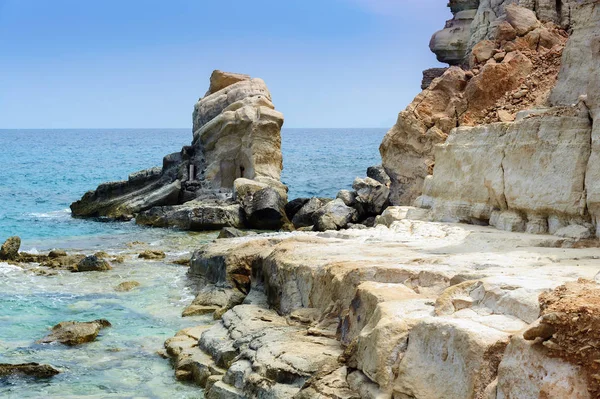 Skalnaté pobřeží ostrova Kréta s obrovským dolomitové skály, Řecko — Stock fotografie
