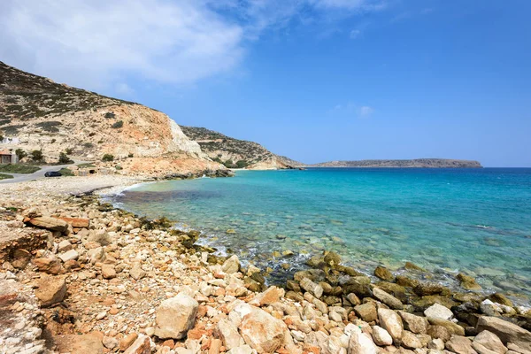Laguna s jasně modrou vodou na ostrově Kréta nedaleko města Sitia, Řecko. — Stock fotografie