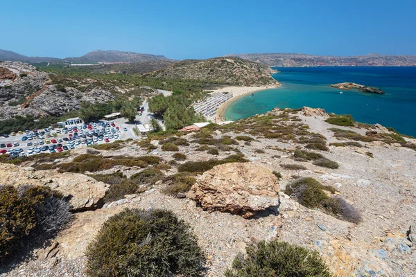 Letecký pohled na Vai písčité pláže s organizovanou parkování poblíž něj, ostrov Kréta, Řecko — Stock fotografie