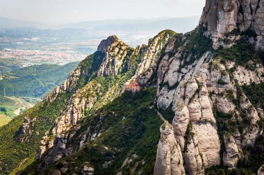 Barcelona, Katalonya, İspanya yakınındaki küçük abbey ile Montserat kayalar