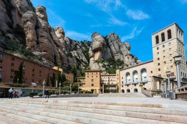  Montserrat Manastırı, İspanya, İspanya büyük kayalar arasında yer alan binalar
