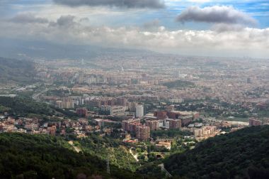 Tibidabo Dağı, İspanya Barcelona kasabadan hava panoramik görünüm