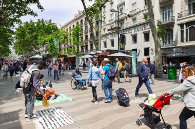 Ünlü La Rambla Caddesi Barcelona merkezi şehirdeki insanlara.