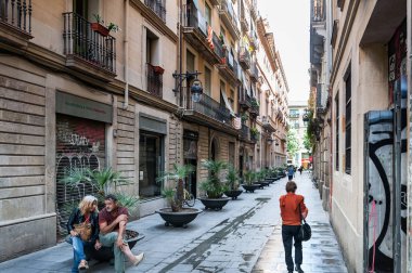 İnsanlar, dar cadde Barcelona eski şehrin, Catalonia, İspanya