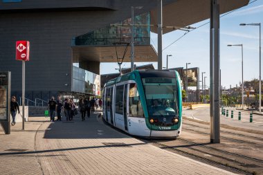 Tramvay Barcelona Town, İspanya için bekleyenler