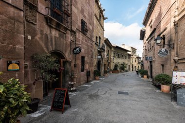 Geleneksel güzel sokak Ortaçağ İspanyol Köyü Barselona şehir, Catalonia, İspanya