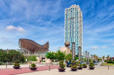 Barceloneta beach promenade ile modern mimari Barcelona, İspanya