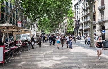 Ünlü La Rambla Caddesi Barcelona merkezi şehirdeki insanlara.