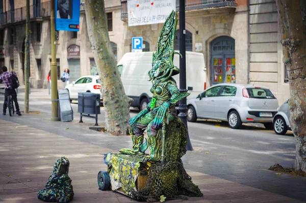 Sculpture vivante de monstre vert à Ramla rue de la ville de Barcelone — Photo