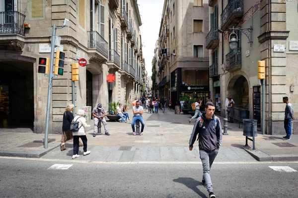 Personas en la famosa calle La Rambla en el centro de la ciudad de Barcelona . — Foto de Stock