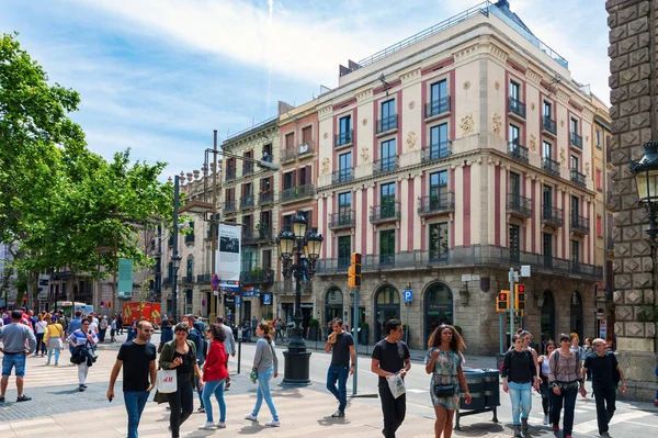 Menschen an der berühmten La Rambla Straße im Zentrum von Barcelona. — Stockfoto