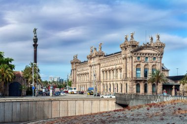 Aduana de Barcelona, eski Gümrük Binası (tasarlanmış Sagnier tarafından ben Villavecchia) neoklasik stili ve Cristopher Columbus heykel yakınında inşa.