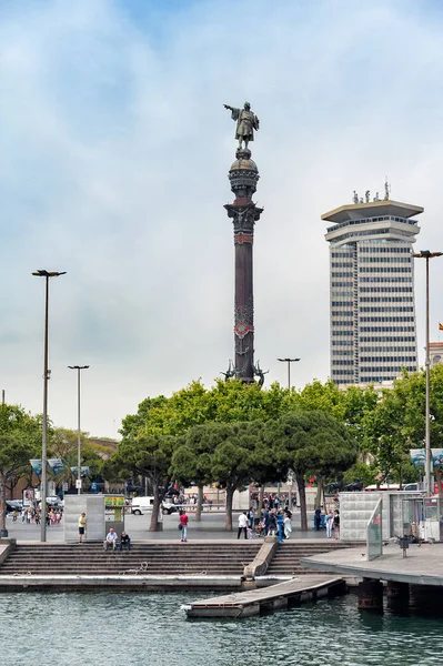 Blick auf das Kolumbus-Denkmal vom Hafen von Barcelona, Spanien. — Stockfoto