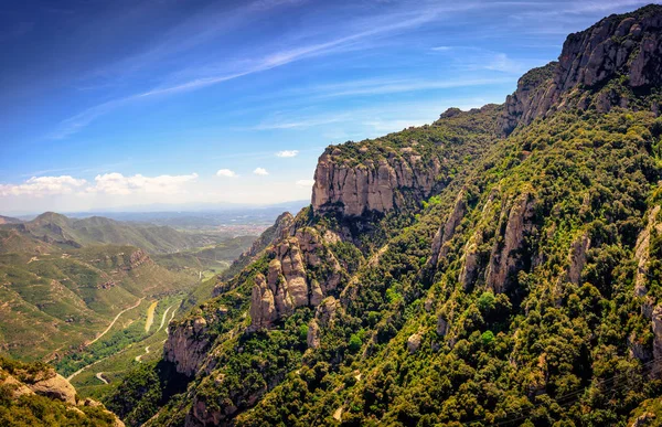 Pedras verdes de Montserrat perto da abadia de Montserrat, Catalunha, Espanha — Fotografia de Stock
