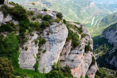 Montserrat Montserrat Manastırı, Catalonia, İspanya yakınındaki vadiden görüntüleyin