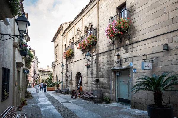 Traditional old narrow Spanish street in Barcelona town — Stock Photo, Image