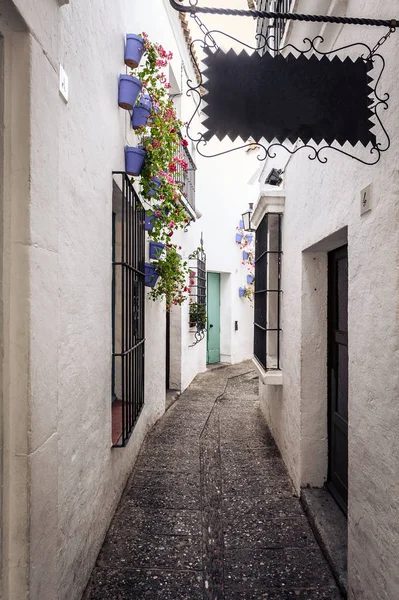 Παραδοσιακό παλιό στενό Ισπανικά δρόμο στην πόλη Βαρκελώνη — Φωτογραφία Αρχείου
