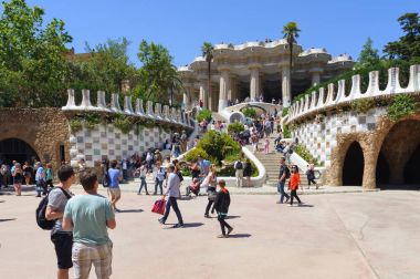 ourists güzel ziyaret aletler ve otomotik makinalar, Park Guell Barcelona, İspanya.