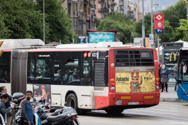 Sokak trafik Barcelona şehir, İspanya