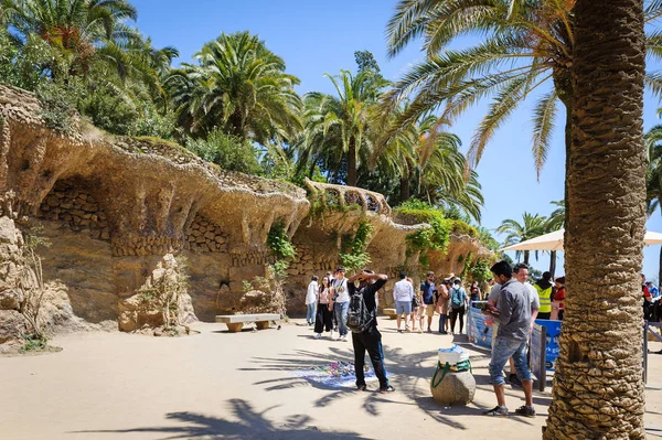 Los turistas están visitando hermosos objetos de arte en el Parque Guel en Barcelona, España . — Foto de Stock