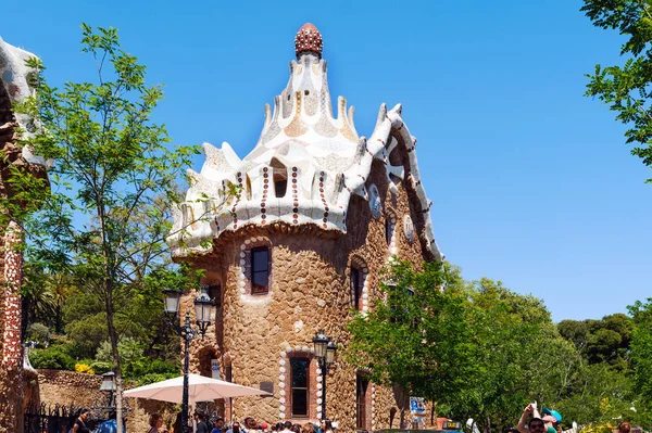 Facade of beautiful building at entrance to Park Guel in Barcelona, Spain. — Stock Photo, Image