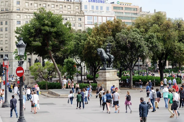 Menschen bei paca catalunya in barcelona spanien — Stockfoto