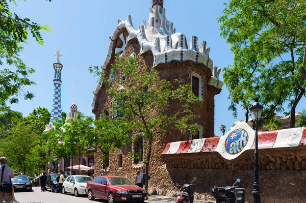 Fassade eines schönen Gebäudes am Eingang zum Park Guel in Barcelona, Spanien. — Stockfoto