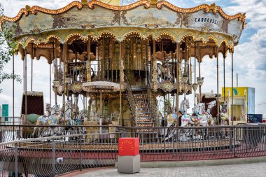 Tibidabo Park Barcelona şehrin eski vintage atlıkarınca