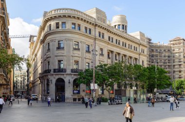 Turistler ve Barcelona şehrin geleneksel mimarisi ile kare