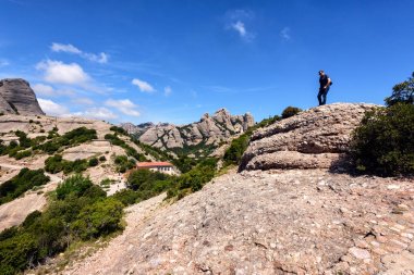 Gezgin Montserrat Manastırı, Catalonia, İspanya yakınındaki Montserrat kayalar arasında kalıyor