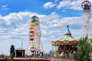 İle atlıkarınca Park'ta Tibidabo Dağı Barcelona, Catalonia, İspanya
