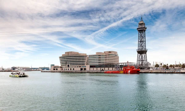 Torre funicular no porto marítimo da cidade de Barcelona, Espanha — Fotografia de Stock