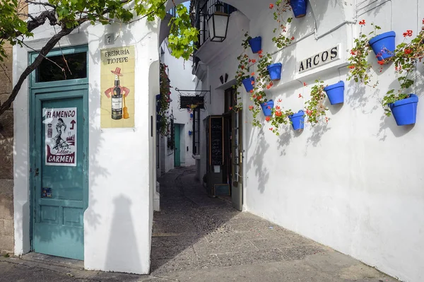 Antigua calle estrecha con paredes blancas decoradas con macetas azules en el tradicional pueblo español (Poble Espanyol ) — Foto de Stock