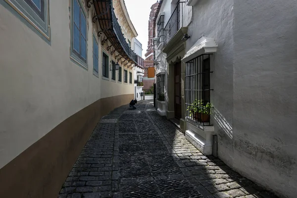 Old narrow street with photographer on a background in Barcelona, Spain — Stock Photo, Image