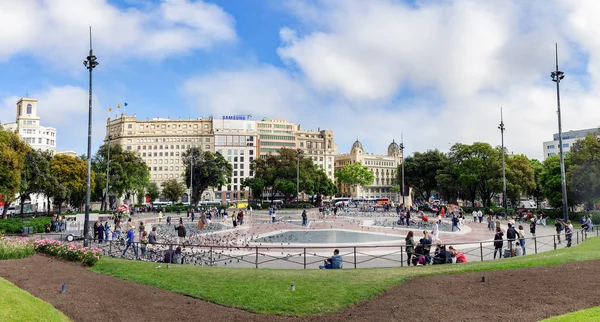 Menschen gehen auf der Placa Catalunya in Barcelona, Spanien. Dieser Platz gilt als Zentrum der Stadt. — Stockfoto