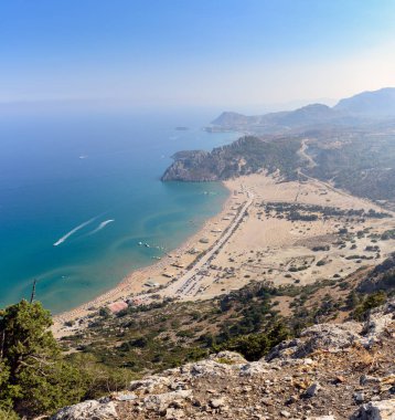 Tsampika kumlu plaj ve lagün Rodos, Yunanistan, masmavi su ile havadan görünümü.