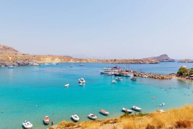 Rodos, Yunanistan için Lindos şehir yakınındaki güzel lagün, geleneksel Yunan tekneler