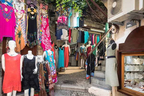 Pouliční obchody s oblečením v městě Rhodos na ostrově Rhodos, Řecko — Stock fotografie