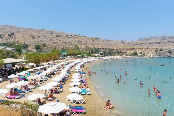 Lidé se opalování a plavání na Lindos bay na ostrově Rhodos, Řecko — Stock fotografie