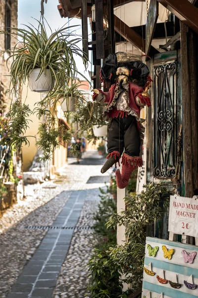 Ulice se suvenýry je vyzdoben postava piráta. — Stock fotografie